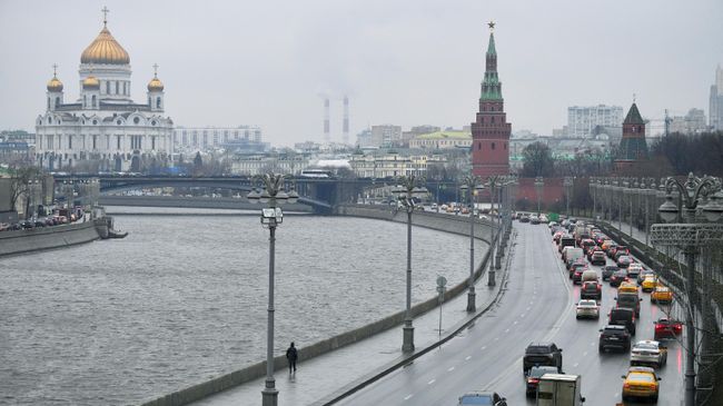 Вид на Московский Кремль, храм Христа Спасителя и Кремлевскую набережную с Большого Москворецкого моста Вид на Московский Кремль, храм Христа Спасителя и Кремлевскую набережную с Большого Москворецкого моста