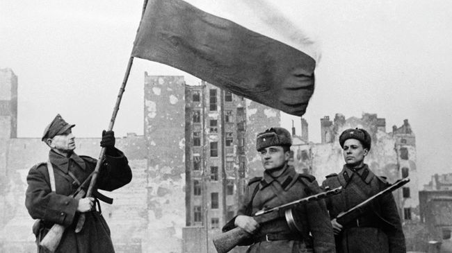 Воины Войска Польского и Советской Армии перед водружением государственного флага Польши над освобожденной Варшавой Воины Войска Польского и Советской Армии перед водружением государственного флага Польши над освобожденной Варшавой