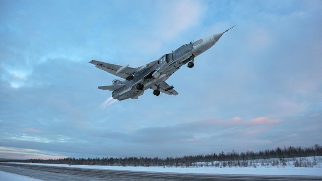 Самолет Су-24 во время учебно-тренировочных полетов в Мурманской области Самолет Су-24 во время учебно-тренировочных полетов в Мурманской области