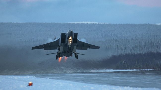 Самолет МиГ-31 во время учебно-тренировочных полетов в Мурманской области