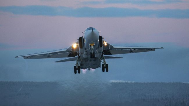 Самолет Су-24 во время учебно-тренировочных полетов в Мурманской области