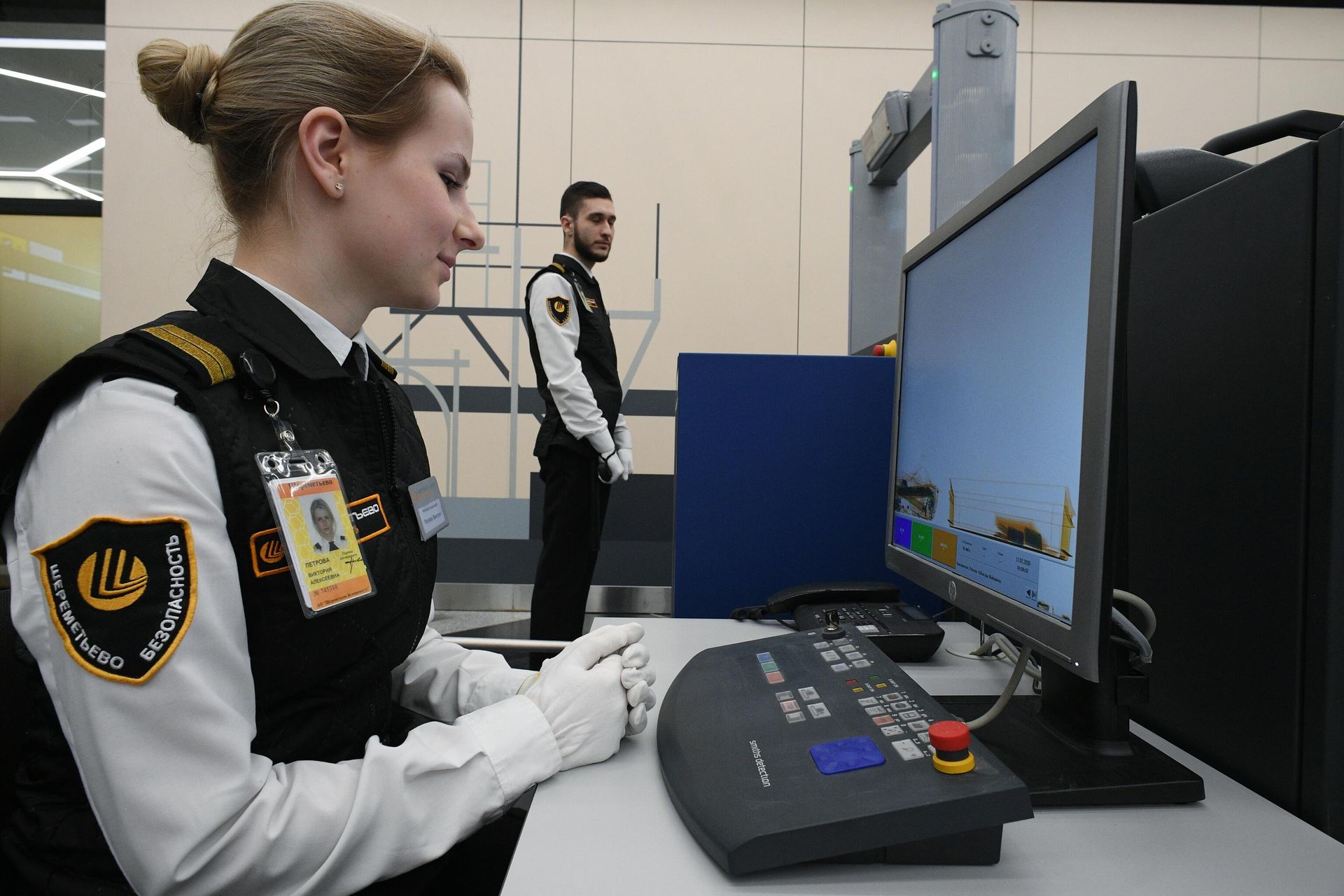 Сотрудница службы безопасности аэропорта Шереметьево осматривает багаж через интроскоп в новом международном терминале  - РИА Новости, 1920, 26.01.2023
