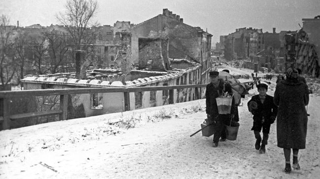 На одной из разрушенных немцами улиц Варшавы На одной из разрушенных немцами улиц Варшавы