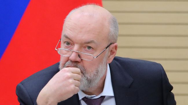 Павел Крашенинников перед началом встречи президента РФ Владимира Путина с рабочей группой по подготовке предложений о внесении поправок в Конституцию РФ Павел Крашенинников перед началом встречи президента РФ Владимира Путина с рабочей группой по подготовке предложений о внесении поправок в Конституцию РФ