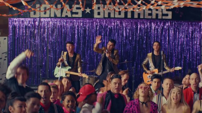 Кадр из видео What A Man Gotta Do группы Jonas Brothers
