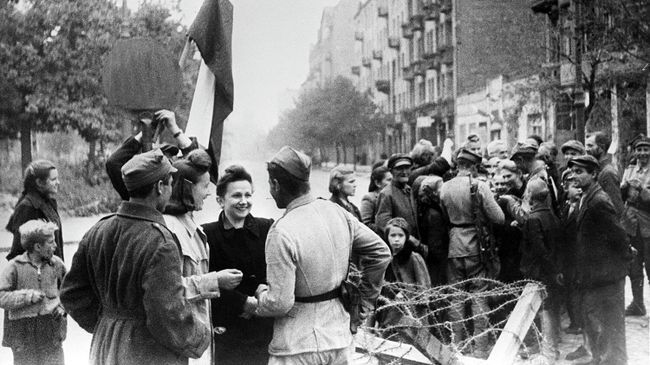 Мирные жители Варшавы и бойцы Красной Армии. Освобождение Польши. Великая Отечественная война 1941-1945 годов Мирные жители Варшавы и бойцы Красной Армии. Освобождение Польши. Великая Отечественная война 1941-1945 годов