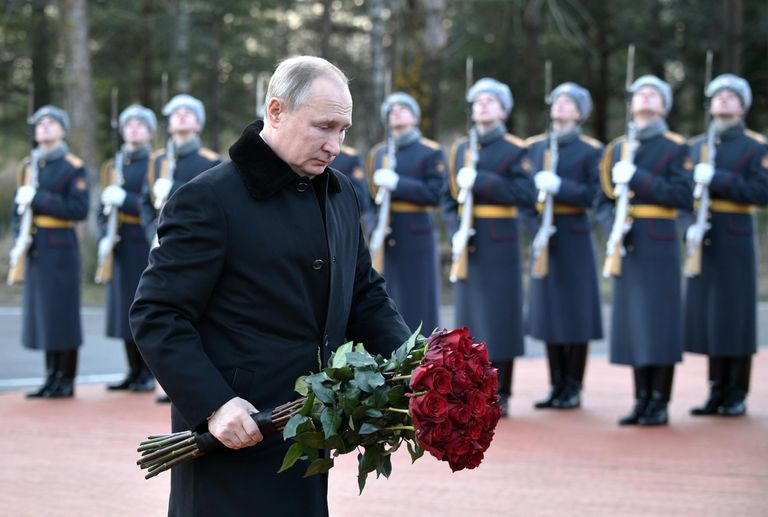  Президент РФ Владимир Путин на церемонии возложения цветов к монументу Рубежный камень  в Ленинградской области