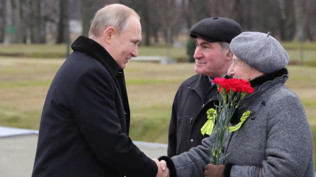 Президент РФ Владимир Путин общается с петербуржцами на церемонии возложения цветов к монументу Мать-Родина в Санкт-Петербурге