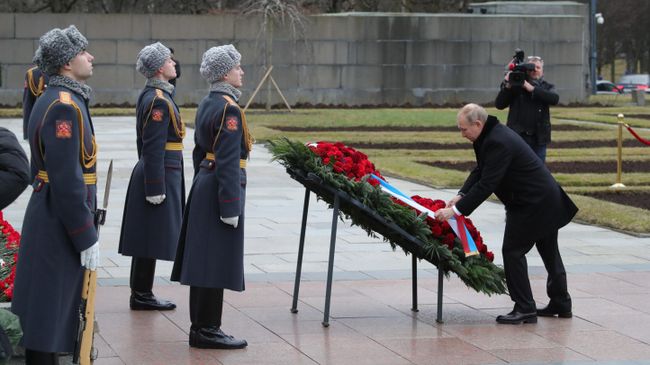Владимир Путин на церемонии возложения цветов к монументу Мать-Родина на Пискарёвском мемориальном кладбище в Санкт-Петербурге Владимир Путин на церемонии возложения цветов к монументу Мать-Родина на Пискарёвском мемориальном кладбище в Санкт-Петербурге