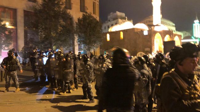 Полиция во время акции протеста в Бейруте