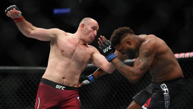 Слева направо: бойцы UFC Алексей Олейник (Россия) и Морис Грин (США) на турнире UFC 246 в Лас-Вегасе