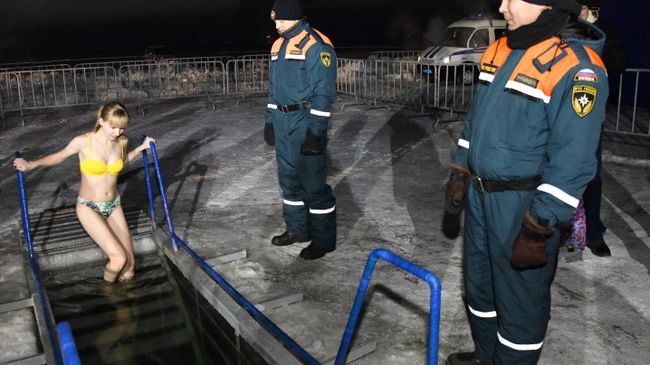 Девушка во время крещенских купаний на озере Кенон в Чите