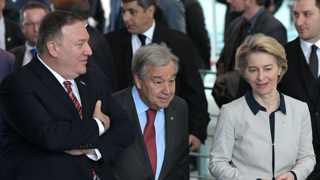 Госсекретарь США Майк Помпео, генеральный секретарь ООН Антониу Гутерреш и председатель Европейской комиссии Урсула фон дер Ляйен на Международной конференции по Ливии в Берлине Госсекретарь США Майк Помпео, генеральный секретарь ООН Антониу Гутерреш и председатель Европейской комиссии Урсула фон дер Ляйен на Международной конференции по Ливии в Берлине