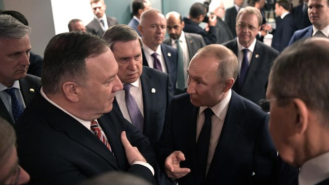 Президент РФ Владимир Путин и госсекретарь США Майк Помпео во время встречи на полях Международной конференции по Ливии в Берлине Президент РФ Владимир Путин и госсекретарь США Майк Помпео во время встречи на полях Международной конференции по Ливии в Берлине