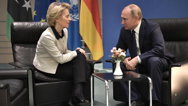 Президент РФ Владимир Путин и председатель Европейской комиссии Урсула фон дер Ляйен во время встречи на полях Международной конференции по Ливии в Берлине Президент РФ Владимир Путин и председатель Европейской комиссии Урсула фон дер Ляйен во время встречи на полях Международной конференции по Ливии в Берлине