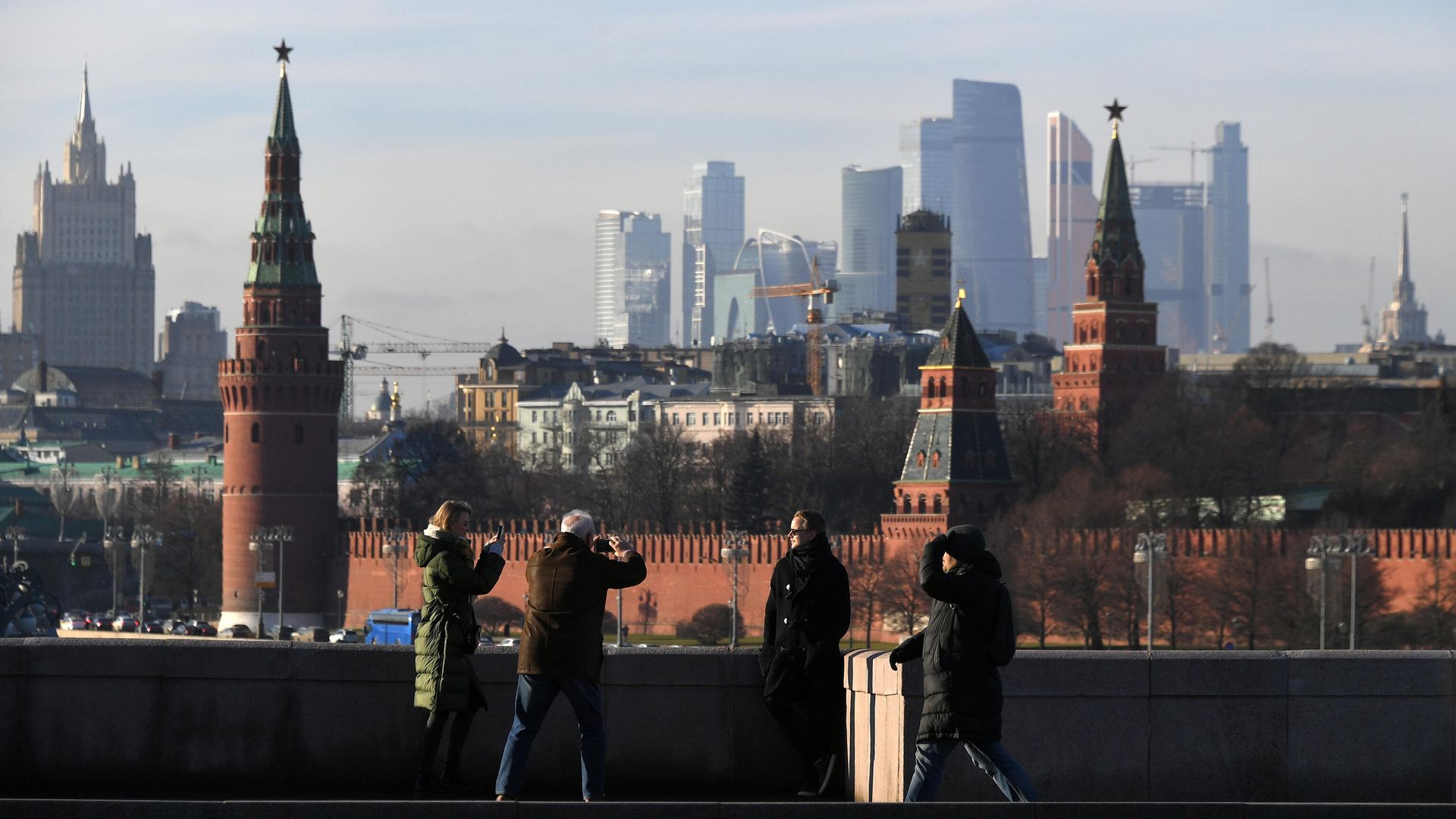 Прохожие фотографируются на Большом Москворецком мосту в Москве - РИА Новости, 1920, 07.01.2025