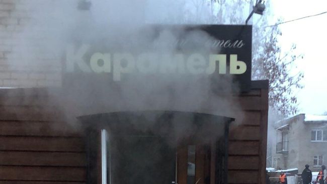 Вход в мини-отель Карамель в Перми, в котором в результате прорыва трубы с кипятком погибло пять человек