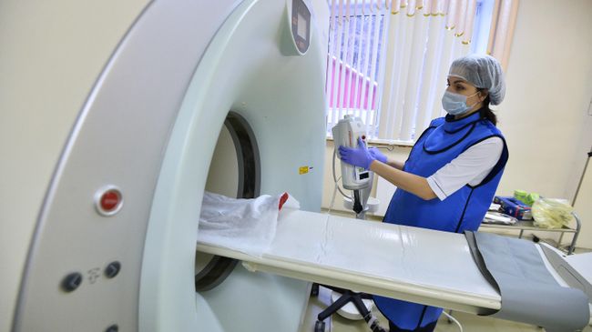 Обследование пациента с использованием позитронно-эмиссионного томографа Обследование пациента с использованием позитронно-эмиссионного томографа