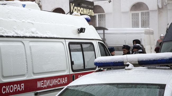 Сотрудники правоохранительных органов РФ и медицинские работники у мини-отеля Карамель в Перми, в котором в результате прорыва трубы с кипятком погибло пять человек Сотрудники правоохранительных органов РФ и медицинские работники у мини-отеля Карамель в Перми, в котором в результате прорыва трубы с кипятком погибло пять человек