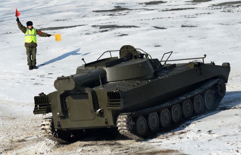 Регулировщик и машина разминирования УР-77 Метеорит во время учений в Приморском крае