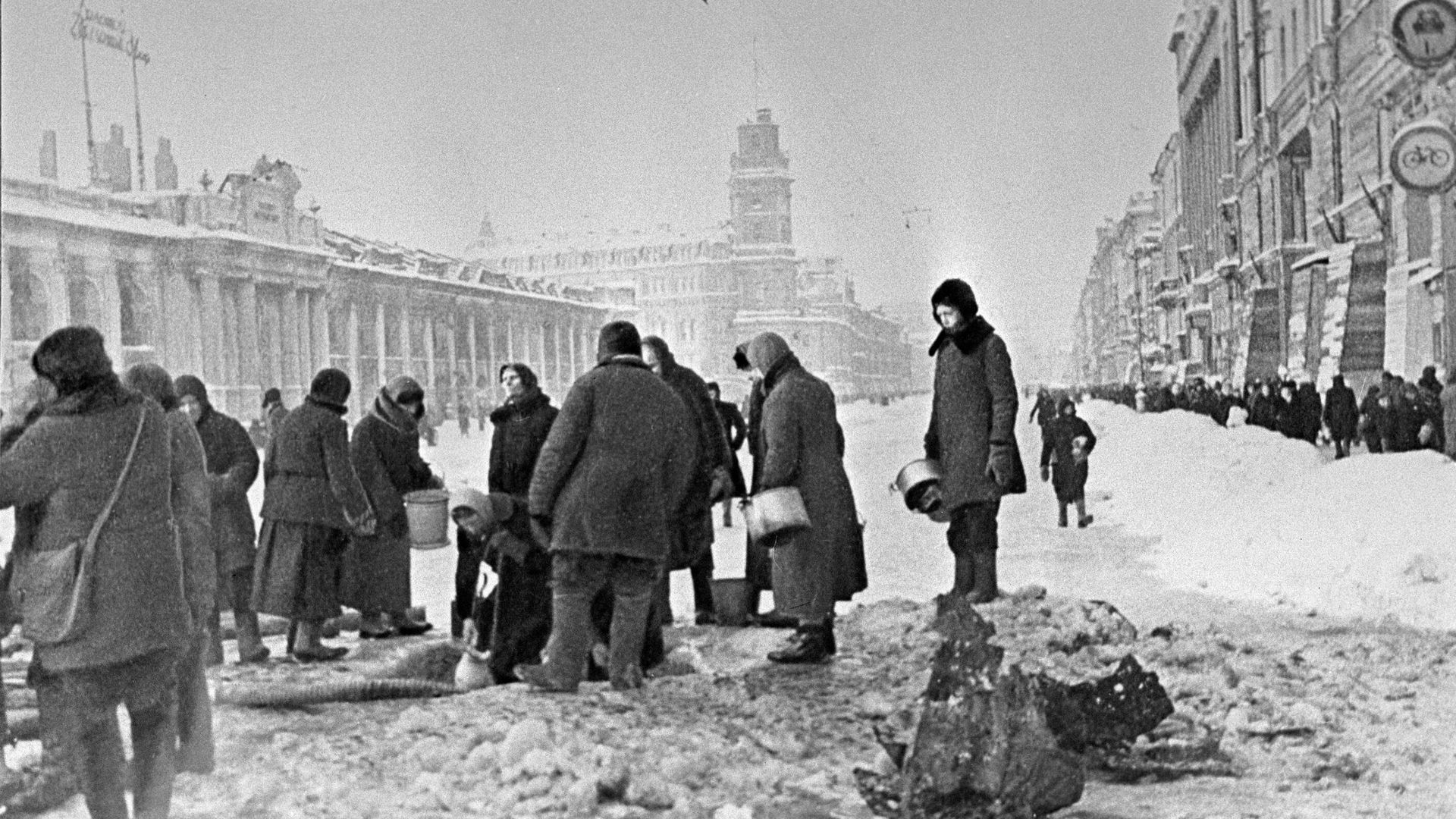 Жители блокадного Ленинграда набирают воду, появившуюся после артобстрела в пробоинах в асфальте Жители блокадного Ленинграда набирают воду, появившуюся после артобстрела в пробоинах в асфальте - РИА Новости, 1920, 18.01.2023