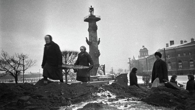 Гражданское население ведет строительство оборонительных сооружений на стрелке Васильевского острова в Ленинграде Гражданское население ведет строительство оборонительных сооружений на стрелке Васильевского острова в Ленинграде