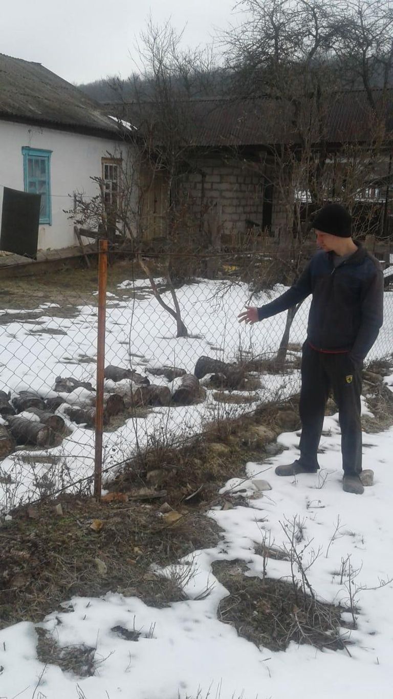 Василий у двора директора школы Василий у двора директора школы