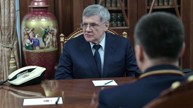 Бывший руководитель Генеральной прокуратуры РФ Юрий Чайка и заместитель председателя Следственного комитета РФ Игорь Краснов, кандидатуру которого глава государства предложил на должность генпрокурора, во время встречи с президентом РФ Владимиром Путиным Бывший руководитель Генеральной прокуратуры РФ Юрий Чайка и заместитель председателя Следственного комитета РФ Игорь Краснов, кандидатуру которого глава государства предложил на должность генпрокурора, во время встречи с президентом РФ Владимиром Путиным