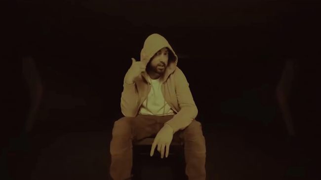 Кадр из видео Godzilla американского исполнителя Eminem Кадр из видео Godzilla американского исполнителя Eminem