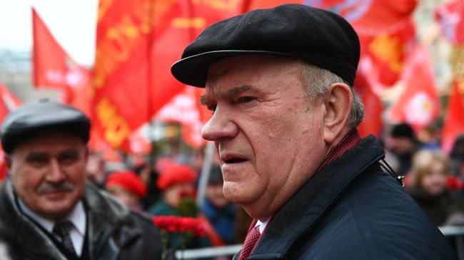 Руководитель фракции политической партии Коммунистическая партия Российской Федерации Геннадий Зюганов на церемонии возложения цветов к Мавзолею В. И. Ленина на Красной площади Руководитель фракции политической партии Коммунистическая партия Российской Федерации Геннадий Зюганов на церемонии возложения цветов к Мавзолею В. И. Ленина на Красной площади