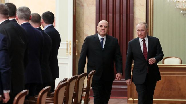 Президент РФ Владимир Путин и председатель правительства РФ Михаил Мишустин перед началом встречи с членами правительства РФ
