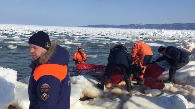 Сотрудники МЧС во время эвакуации рыбаков со льдины в заливе Мордвинова Сотрудники МЧС во время эвакуации рыбаков со льдины в заливе Мордвинова