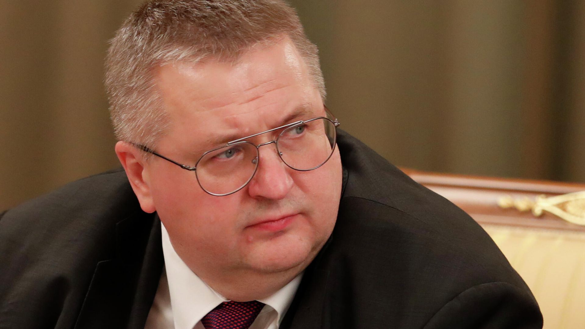 Заместитель председателя правительства РФ Алексей Оверчук перед началом заседания правительства РФ - РИА Новости, 1920, 06.11.2020