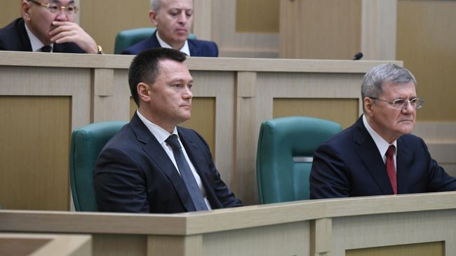 Бывший руководитель Генеральной прокуратуры РФ Юрий Чайка и заместитель председателя Следственного комитета РФ Игорь Краснов на заседании Совета Федерации РФ. 22 января 2020 Бывший руководитель Генеральной прокуратуры РФ Юрий Чайка и заместитель председателя Следственного комитета РФ Игорь Краснов на заседании Совета Федерации РФ. 22 января 2020