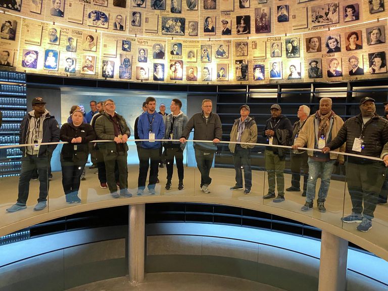 Посетители мемориального комплекса истории Холокоста Яд ва-Шем