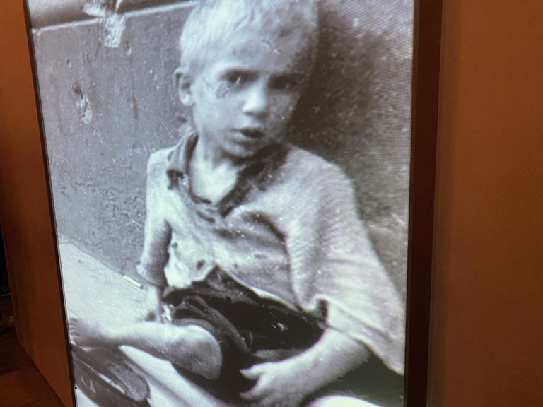 Выставочный экспонат в мемориальном комплексе истории Холокоста Яд ва-Шем