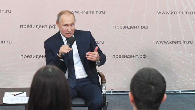 Президент РФ Владимир Путин проводит встречу с представителями общественности в Центре культуры и досуга Усманского района Президент РФ Владимир Путин проводит встречу с представителями общественности в Центре культуры и досуга Усманского района