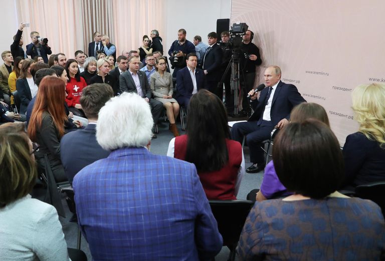 Президент РФ Владимир Путин проводит встречу с представителями общественности в Центре культуры и досуга Усманского района