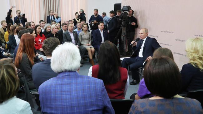 Президент РФ Владимир Путин проводит встречу с представителями общественности в Центре культуры и досуга Усманского района