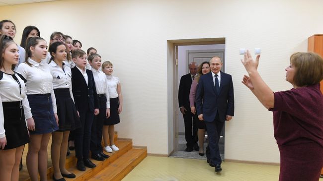 Президент РФ Владимир Путин во время посещения муниципального бюджетного учреждения дополнительного образования Детская школа искусств в городе Усмань Президент РФ Владимир Путин во время посещения муниципального бюджетного учреждения дополнительного образования Детская школа искусств в городе Усмань
