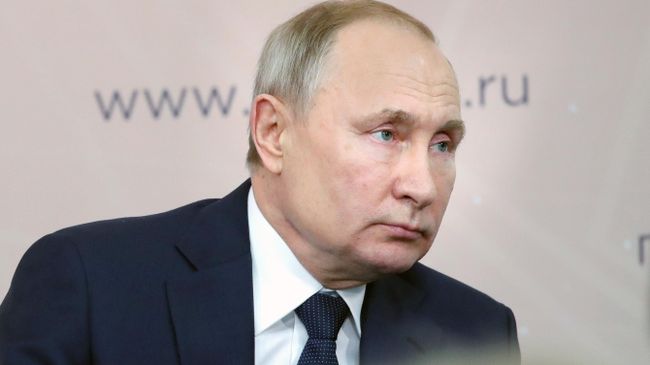 Президент РФ Владимир Путин во время встречи с представителями общественности в Центре культуры и досуга Усманского района Президент РФ Владимир Путин во время встречи с представителями общественности в Центре культуры и досуга Усманского района