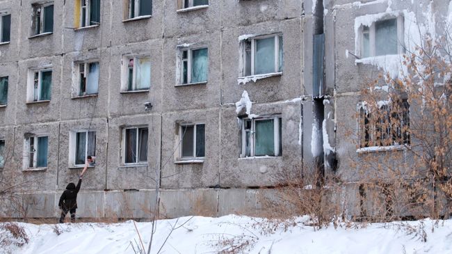 Здание бывшего общежития высшего военного авиационного инженерного училища в Иркутске Здание бывшего общежития высшего военного авиационного инженерного училища в Иркутске