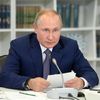 Президент РФ Владимир Путин во время посещения образовательного центра Сириус Президент РФ Владимир Путин во время посещения образовательного центра Сириус
