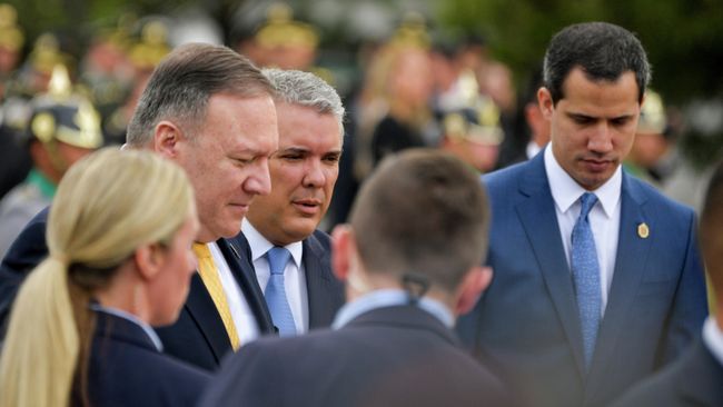 Государственный секретарь США Майк Помпео, президент Колумбии Иван Дуке и лидер венесуэльской оппозиции Хуан Гуайдо на конференции по борьбе с терроризмом в Боготе Государственный секретарь США Майк Помпео, президент Колумбии Иван Дуке и лидер венесуэльской оппозиции Хуан Гуайдо на конференции по борьбе с терроризмом в Боготе