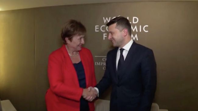 Стоп-кадр видео встречи президента Украины Владимира Зеленского с директором-распорядителем МВФ Кристалиной Георгиевой Стоп-кадр видео встречи президента Украины Владимира Зеленского с директором-распорядителем МВФ Кристалиной Георгиевой