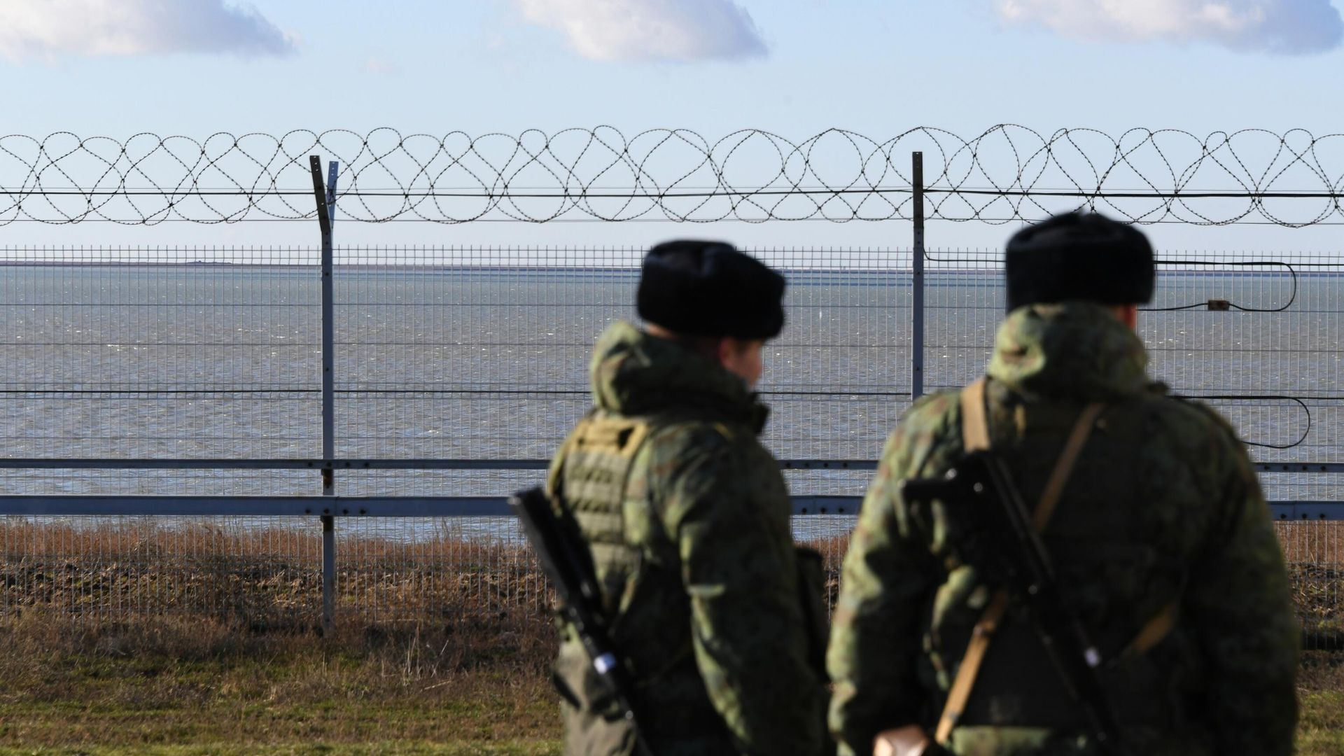 Российские пограничники у заграждения Российские пограничники у заграждения - РИА Новости, 1920, 26.03.2021