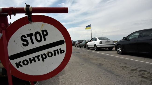 Автомобили на пункте пропуска на Украине