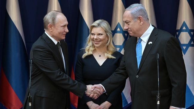 Президент РФ Владимир Путин и премьер-министр Израиля Биньямин Нетаньяху с супругой Сарой во время встречи в резиденции премьер-министра в Тель-Авиве. 23 января 2020