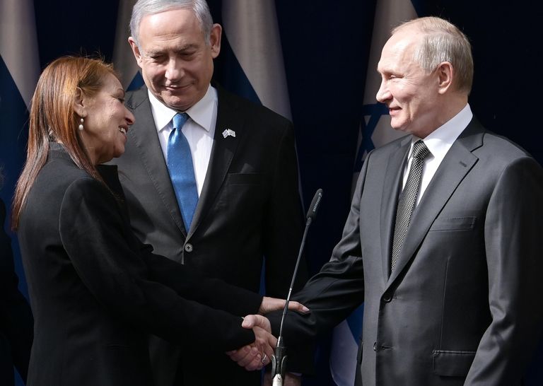 Президент РФ Владимир Путин и премьер-министр Израиля Биньямин Нетаньяху после встречи в Иерусалиме с матерью осужденной в РФ израильтянки Наамы Иссахар Яфрой Президент РФ Владимир Путин и премьер-министр Израиля Биньямин Нетаньяху после встречи в Иерусалиме с матерью осужденной в РФ израильтянки Наамы Иссахар Яфрой