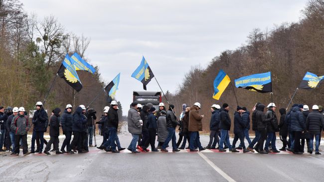 Участники акции протеста перекрыли движение на международной трассе Львов - Рава-Русская из-за длительной невыплаты заработной платы во Львовской области Участники акции протеста перекрыли движение на международной трассе Львов - Рава-Русская из-за длительной невыплаты заработной платы во Львовской области